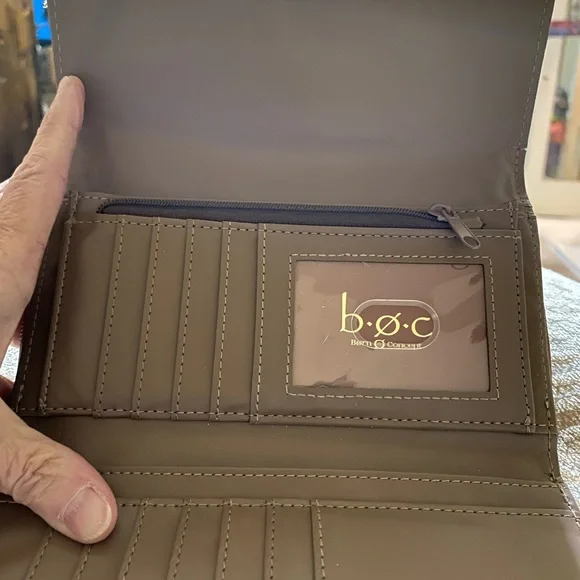 B.O.C. Leather wallet. Had tag inside and is signed - Picture 2 of 8